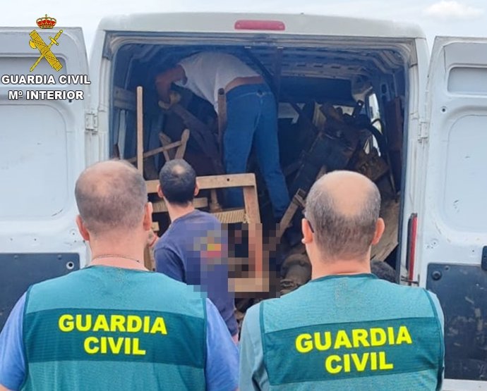 La Guardia Civil intercepta una furgoneta con efectos robados en fincas agrícolas.