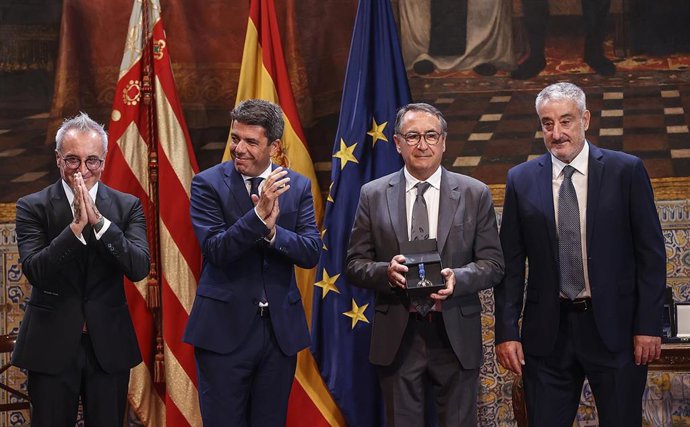 El presidente de la Generalitat, Carlos Mazón (2i), entrega la Distinción al Mérito Empresarial a la empresa valenciana Carmencita.