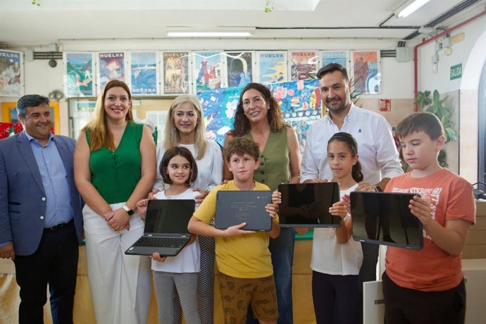 La consejeras en el reparto de dispositivos teconológicos en el colegio Menéndez y Pelayo en Valverde del Camino (Huelva).