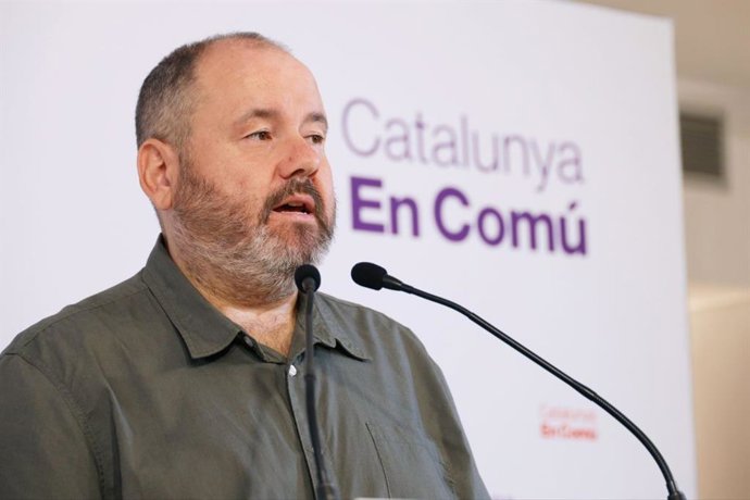El portavoz de los comuns, Joan Mena, en rueda de prensa.