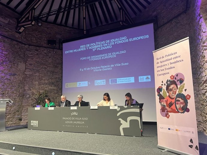 El Palacio de Villa Suso de Vitoria-Gasteiz ha acogido este lunes la primera sesión de la reunión plenaria de la Red estatal de Políticas de Igualdad en los fondos comunitarios