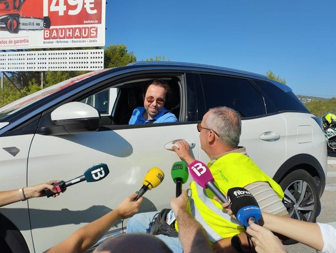 Una persona con discapacidad participa en la campaña de la DGT contra las distracciones al volante, explicando a los conductores su testimonio.