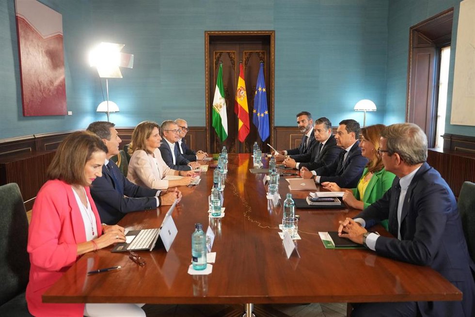 Imagen de archivo del encuentro del día 3 en el Palacio de San Telmo entre el presidente de la Junta de Andalucía, Juanma Moreno, y la vicepresidenta tercera y ministra en funciones, Teresa Ribera. 