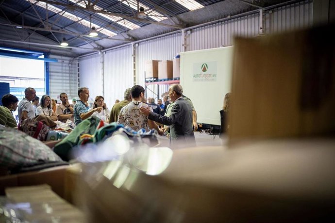 El alcalde, Francisco de la Torre, junto a la concejala delegada de Participación Ciudadana, Migración y Cooperación al Desarrollo, Mar Torres, visita la nave donde se recopila la ayuda humanitaria para enviar el segundo convoy destinado a Marruecos
