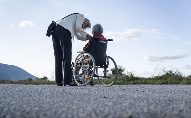 Archivo - Dependencia. Mujer mayor en silla de ruedas. Cuidades. Cuidadora.