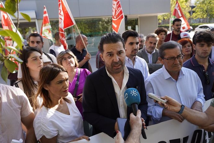 El secretario de Organización del PSOE-A, Noel López, atiende a los medios antes del inicio de la manifestación sobre el Bono Alquiler Joven en Granada.