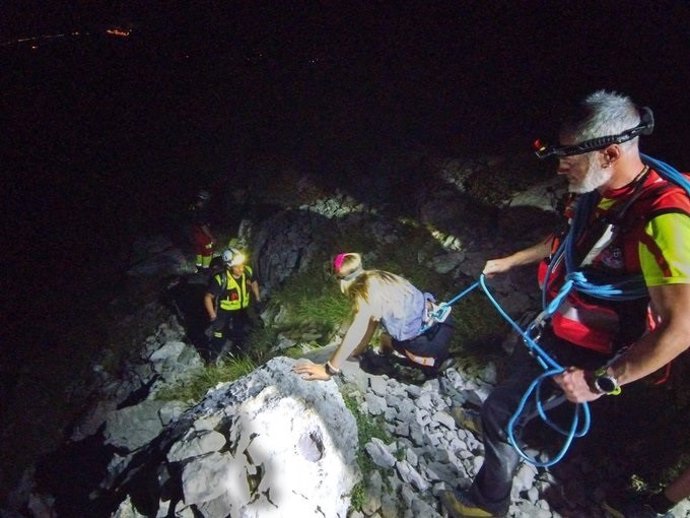 Rescatados dos senderistas desorientados en la ruta de los Ojos del Diablo