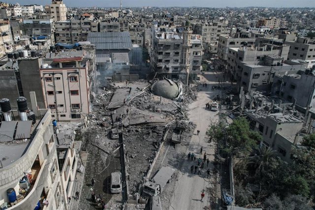 Vista aérea de una mezquita destruida por ataques israelíes en la Franja de Gaza
