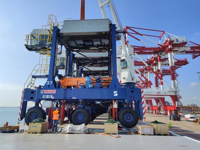 Grúa híbrida Shuttle Carriers en la terminal Best del Puerto de Barcelona