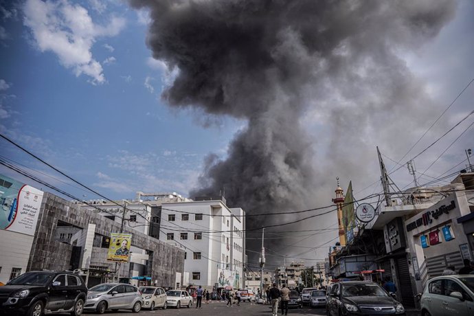 Columna de humo tras un bombardeo de Israel contra un campamento de refugiados palestinos en la Franja de Gaza