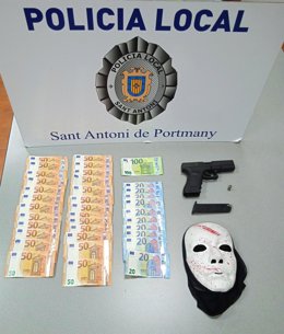 Dinero, máscara y armas intervenidas al ladrón.