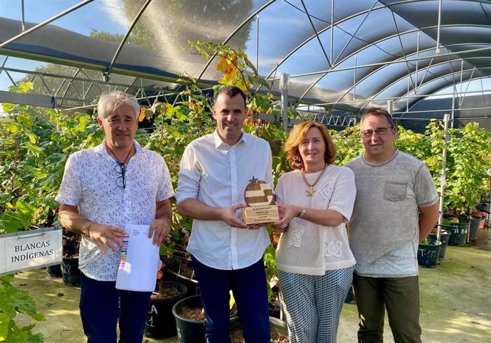 El director general Goñi con el premio, junto a personal técnico de EVENA