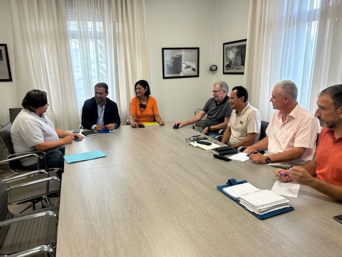 El consejero de Industria del Cabildo de Tenerife, Manuel Fernández, y la consejera de Movilidad, Eulalia García, en una reunión con alcaldes y concejales del Valle de Güímar para exponer el proyecto de carriles directos al polígono industrial
