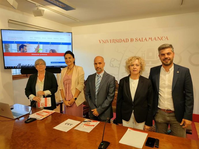 El gerente de Alumni-USAL, Ángel Hernández, la vicerrectora Celia Aramburu, el vicerrector Javier Gonzáléz, la directora del SIPPE, Mili Pizarro, de derecha a izquierda, en la presentación de 'Mentoring USAL'