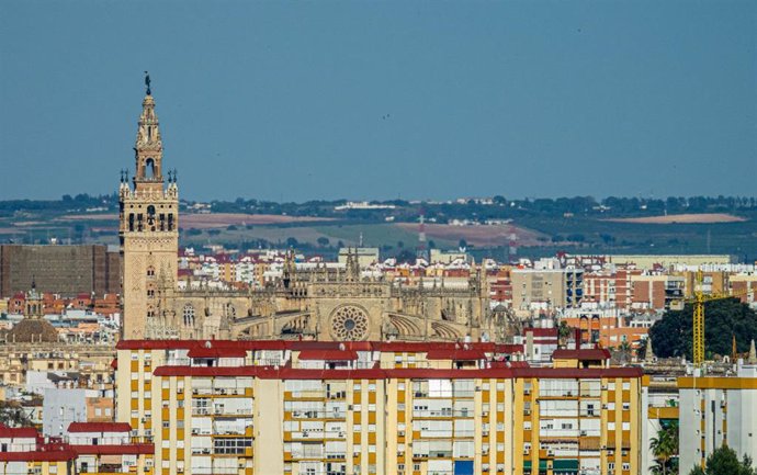 Archivo - La Giralda y la Catedral, Sevilla foto aérea (archivo).