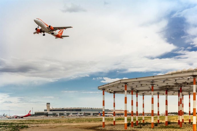 Archivo - Avión despegando.
