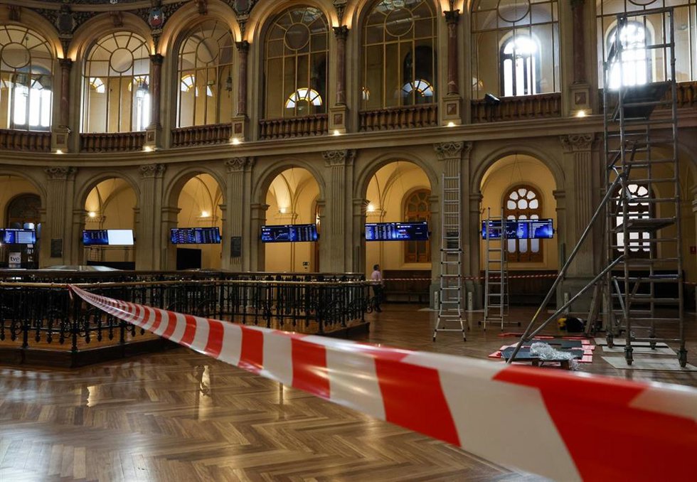 Una cinta de prohibido el paso en el Palacio de la Bolsa, en Madrid (España).
