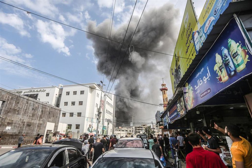 09 October 2023, Palestinian Territories, Gaza City: Thick smoke rises following an Israeli air strike on the Soussi Mosque in Gaza City. Israel pounded the Gaza Strip overnight as fighting with Islamist Hamas militants continues. Photo: Mohammed Talate