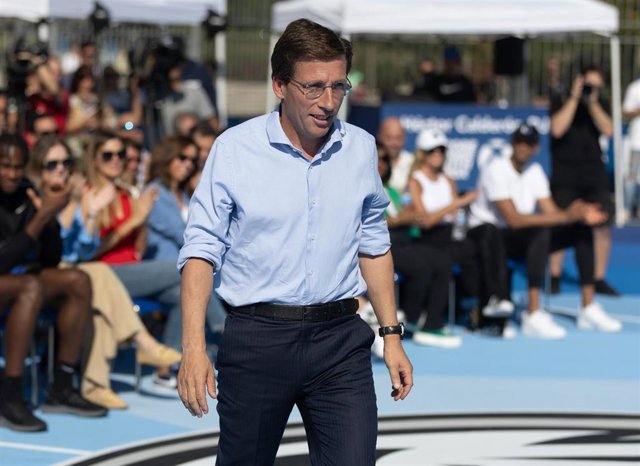 El alcalde de Madrid, José Luis Martínez-Almeida, a su llegada a la visita de dos pistas de baloncesto ubicadas en la Instalación Básica Deportiva (IDB) Rodríguez Sahagún II 'Los Pinos'