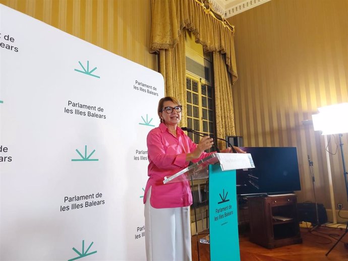La portavoz parlamentaria adjunta del PP, Marga Durán, en rueda de prensa.