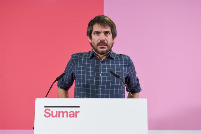 El portavoz de Sumar, Ernest Urtasun, ofrece una rueda de prensa, en el Espacio Rastro, a 9 de octubre de 2023, en Madrid (España). 