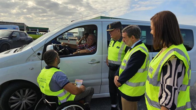 El delegado del Gobierno, Francisco Jiménez, acompañado de la jefa Provincial de Tráfico, Virginia Jerez, , presentan una campaña especial de control y vigilancia de distracciones al volante enla que también participarán voluntarios de ASPAYM