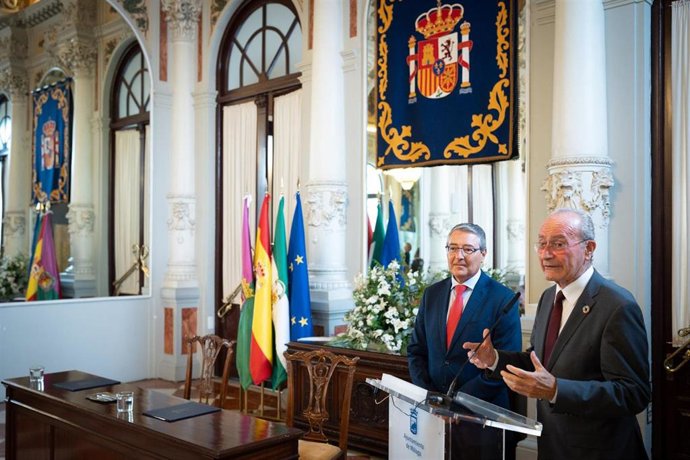 Los alcaldesde Málaga, Francisco de la Torre ,y Rincón de la Victoria, Francisco Salado, en rueda de prensa