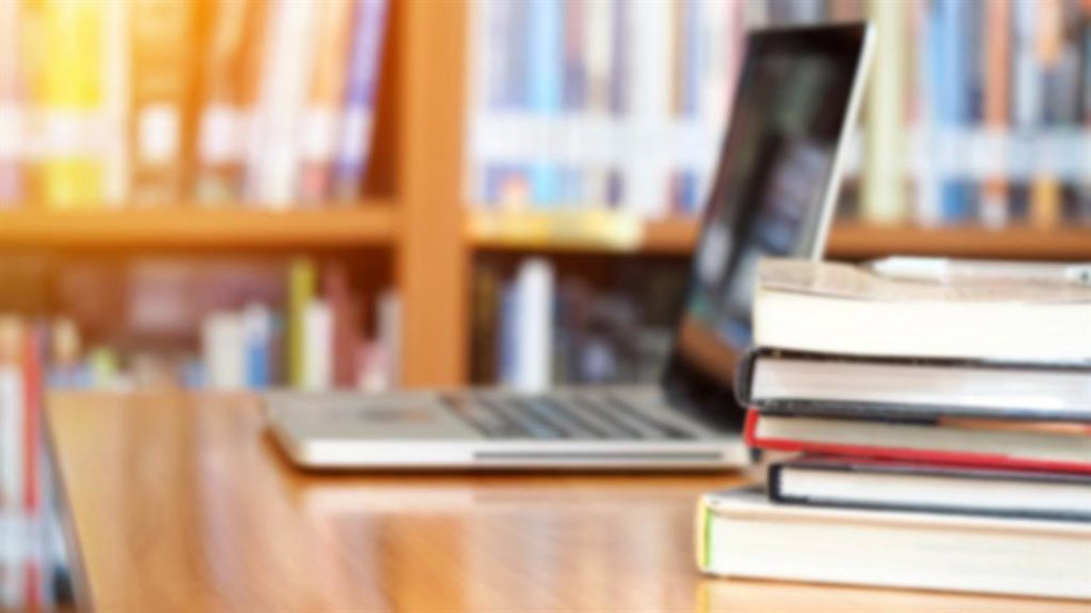 Archivo - Ordenador en una biblioteca escolar