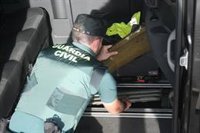Tres detenidos en Guadix (Granada) por transportar 36 kilos de marihuana en un doble fondo en una furgoneta