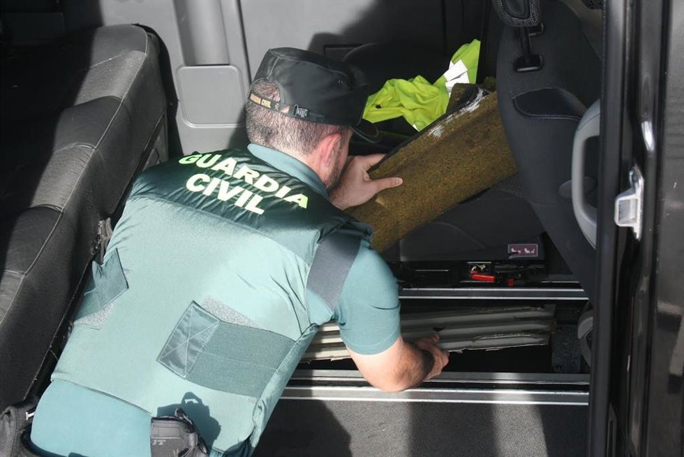 Agente de la Guardia Civil registrando un vehículo.