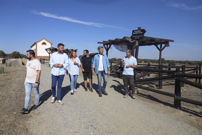 El vicepresidente primero y delegado de Infraestructuras, Sostenibilidad y Agricultura de la Diputación de Córdoba, Andrés Lorite (segundo por la dcha.), en su visita a la Vía Verde de La Minería.