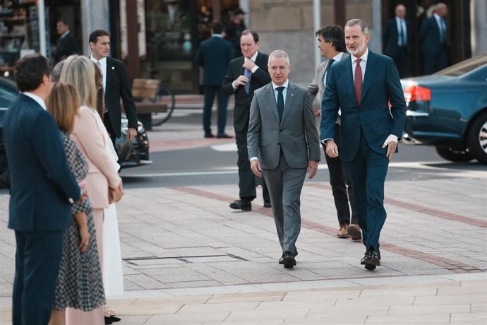 El Lehendakari, Iñigo Urkullu, y Felipe VI se dirigen al Mueso Guggenheim para participar en la celebración del 40 aniversario de Confebask