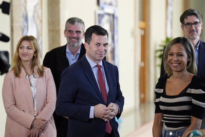 El exsecretrario general del PSdeG, Gonzalo Caballero, en los pasillos del Parlamento.