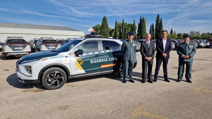 El director de la Guardia Civil, Leonardo Marcos (2i), en el acto de entrega de los 148 nuevos coches.