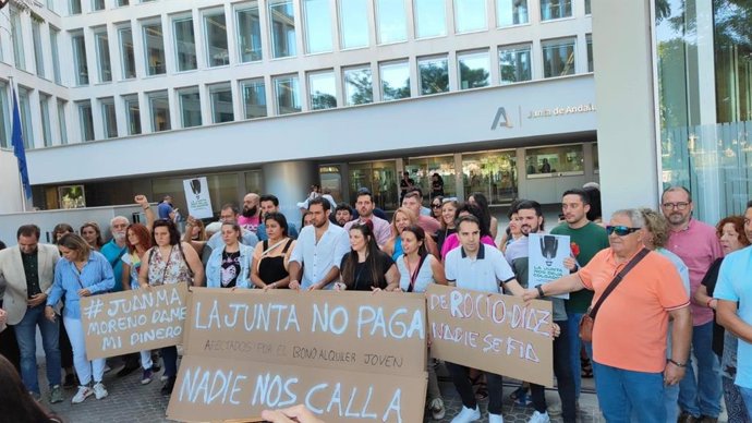 Dirigentes del PSOE participan en la propuesta por el retraso en el bono de alquiler para jóvenes a las puertas de Fomento.