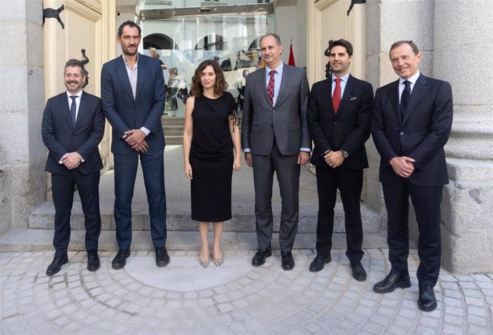 La presidenta de la Comunidad de Madrid, Isabel Díaz Ayuso, posa a su llegada a la presentación del partido amistoso de baloncesto que disputarán Real Madrid y Dallas Mavericks en el WiZink Center, en la Real Casa de Postas, a 9 de octubre de 2023