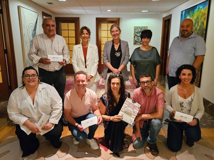 La presidenta de las Juntas Generales de Bizkaia, Ana Otadui, con los representantes de las entidades que han recibido las entradas.