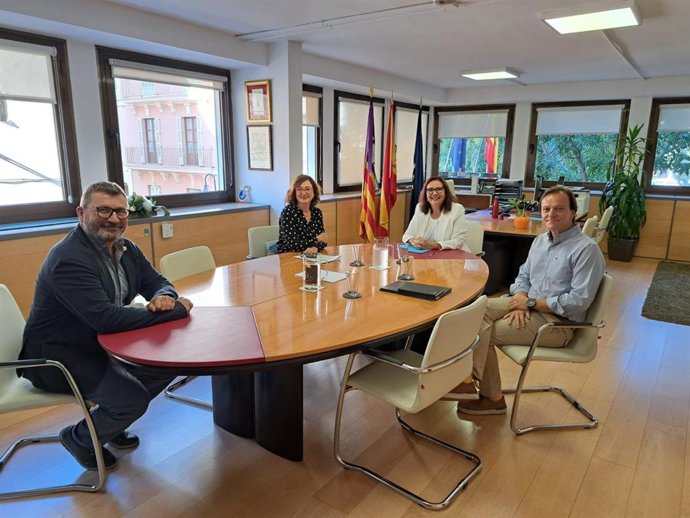 La consellera de Salud, Manuela García, la directora general de Salud Mental, Alicia González, y el presidente ejecutivo de la Fundación Projecte Home Balears y el director financiero, Jesús Mullor y David Martínez.