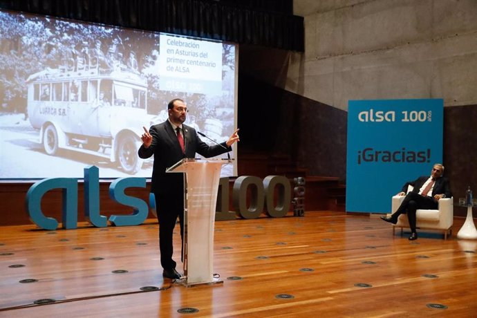 El presidente del Principado, Adrián Barbón, participa en la celebración del centenario de Alsa.