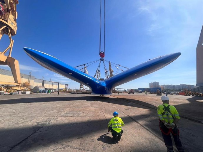 Chimenea en fibra de vidrio para crucero fabricada en Navantia Cádiz.