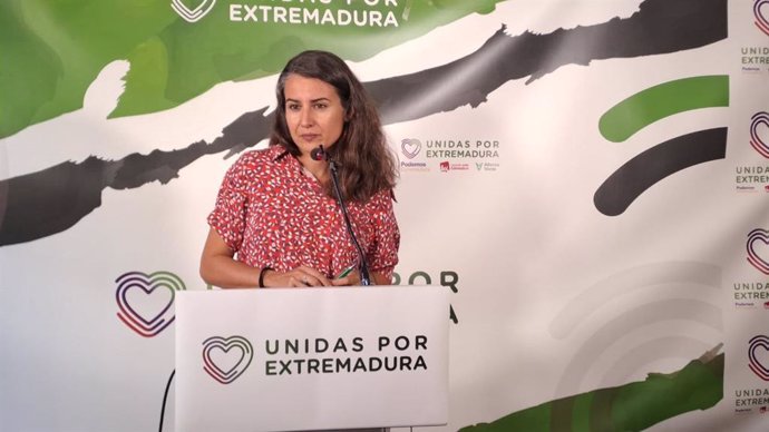 La portavoz de Unidas por Extremadura, Irene de Miguel, en rueda de prensa en Mérida
