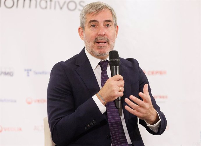 El presidente del Gobierno de Canarias, Fernando Clavijo, interviene durante un desayuno informativo de Europa Press, en el Hyatt Regency Hesperia Madrid, a 5 de octubre de 2023, en Madrid (España).