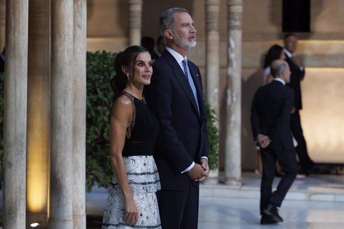 Don Felipe IV y Doña Letízia, antes de la cena oficial la III Cumbre de la Comunidad Política Europea (CPE) en la Alhambra