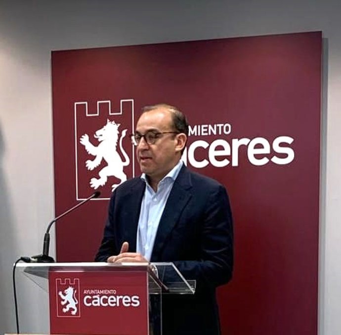 El alcalde de Cáceres, Rafael Mateos, en una rueda de prensa