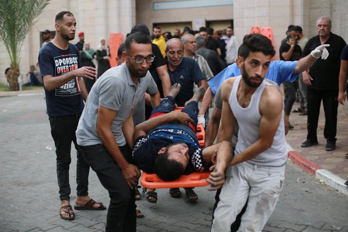 October 9, 2023, Jabalia, Gaza Strip, Palestinian Territory: Palestinians transport the injured to the Indonesian Hospital in Jabalia, north of the Gaza Strip on October 9, 2023. Israel relentlessly pounded the Gaza Strip early Monday as fighting raged 