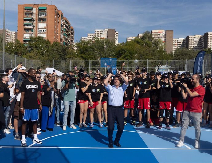 El alcalde de Madrid, José Luis Martínez-Almeida, juega al baloncesto durante su visita de dos pistas de baloncesto ubicadas en la Instalación Básica Deportiva (IDB) Rodríguez Sahagún II 'Los Pinos', a 9 de octubre de 2023, en Madrid (España). 