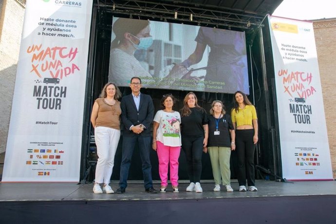 El director general de Hospitales del SESCAM, Óscar Talavera, visita el autobús de la campaña 'Mach Tour'.