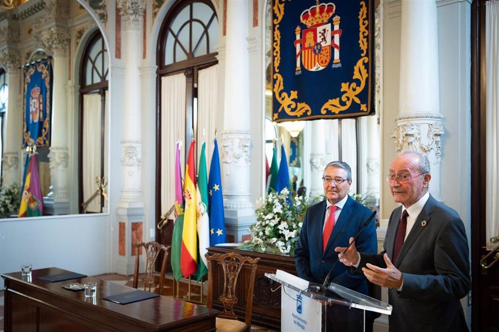 Los alcaldes de Málaga, Francisco de la Torre ,y Rincón de la Victoria, Francisco Salado, en rueda de prensa