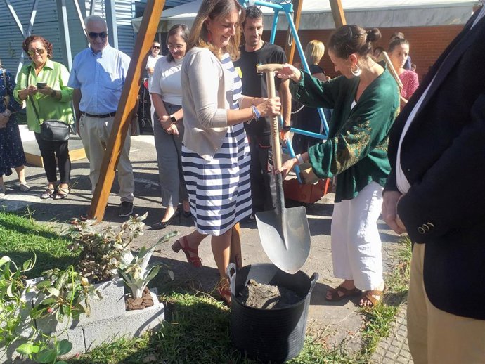 Melania Álvarez, a la derecha