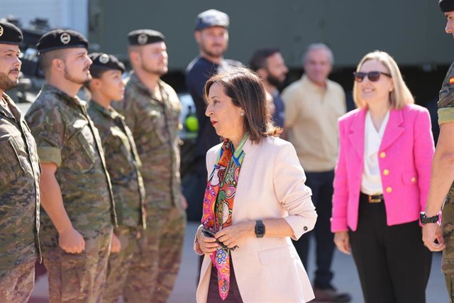 La ministra de Defensa, Margarita Robles (c) a su llegada a la Fábrica de Santa Bárbara Sistemas para pasar  revista a los VCZAP Castor y VCR 8x8 Dragón para el Ejército de Tierra